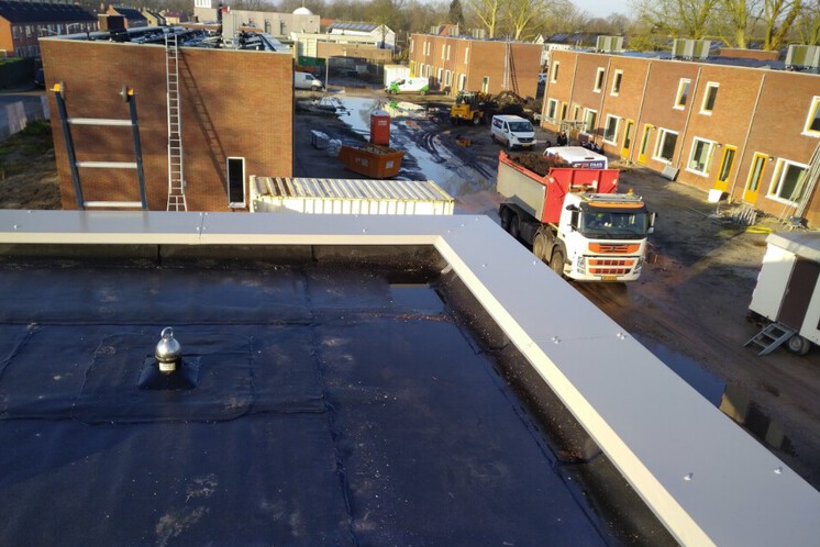 Afdekkers platte daken 36 nieuwbouwwoningen Assen